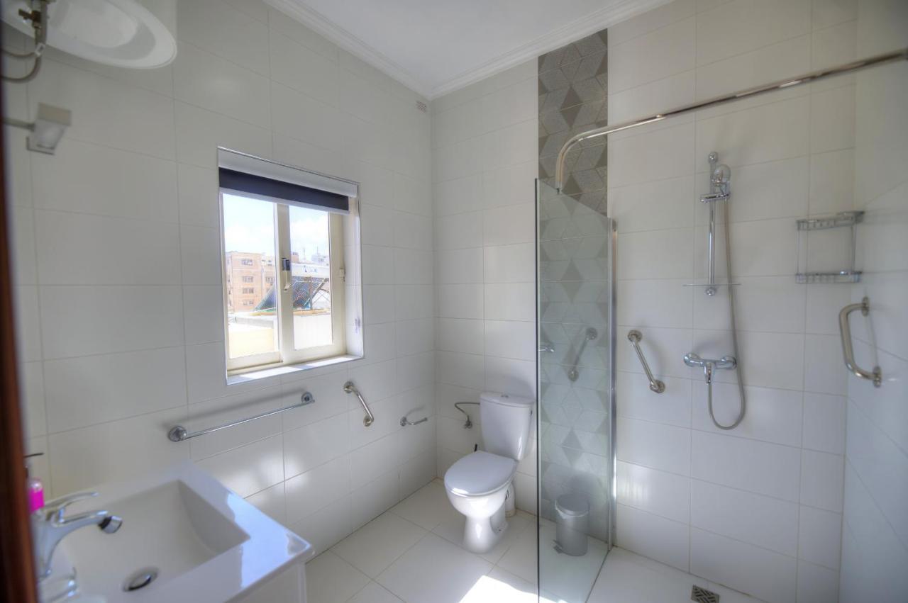 Beautifully Furnished Seafront 4 Bedrooms Goslm-4 Sliema Eksteriør billede